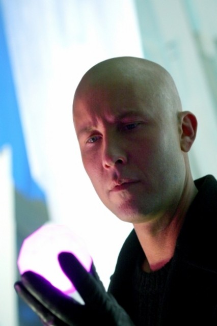 Un primo piano del diabolico Lex Luthor interpretato da Michael Rosenbaum nell'episodio 'Arctic' della serie tv Smallville