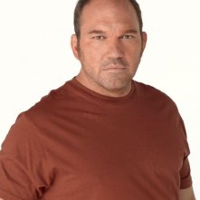 Wade Williams in una immagine promo della terza stagione di Prison Break