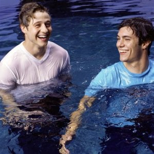 Adam Brody e Benjamin McKenzie in acqua per 'The O.C.'