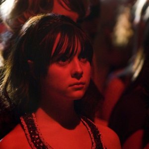 Alessandra Toreson in una scena del pilot della serie 'Caprica'