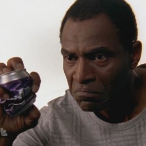 Carl Lumbly in primo piano minaccioso nell'episodio 'Chuck Versus the Sensei ' della serie televisiva Chuck