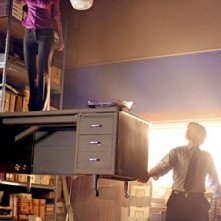 Clark solleva una scrivania e... Lois nell'episodio Infamous di Smallville