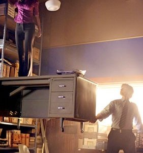 Clark solleva una scrivania e... Lois nell'episodio Infamous di Smallville