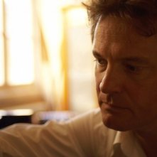 Colin Firth in una scena del film Genova