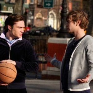 Ed Westwick e Chace Crawford in una scena dell'episodio Southern Gentlemen Prefer Blondes di Gossip Girl
