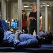 In primo piano Zachary Levi, sullo sfondo, Patrick Kilpatrick e Jordana Brewster nell'episodio 'Chuck Versus The Gravitron' della serie tv Chuck