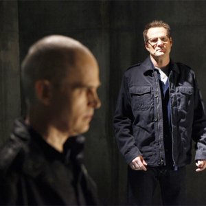 Jack Coleman e Zeljko Ivanek in una scena di An Invisible Thread dalla terza stagione di Heroes