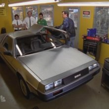 La fantastica DeLorean in una scena dell'episodio 'Chuck Versus the DeLorean' della seconda stagione di Chuck