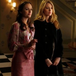 Leighton Meester e Blake Lively in una scena dell'episodio The Wrath of Con di Gossip Girl