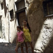 Perla Haney-Jardine e Willa Holland in una scena del film Genova