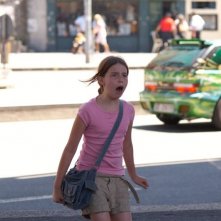 Perla Haney-Jardine in una scena del film Genova