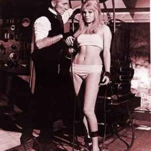 Peter Cushing e Susan Denberg in una scena de La maledizione di Frankenstein