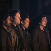 Sendhil Ramamurthy, Greg Grunberg, James Kyson Lee e Masi Oka in una scena di An Invisible Thread della terza stagione di Heroes