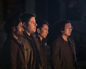 Sendhil Ramamurthy, Greg Grunberg, James Kyson Lee e Masi Oka in una scena di An Invisible Thread della terza stagione di Heroes