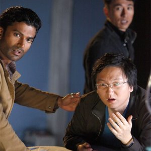 Sendhil Ramamurthy, James Kyson Lee e Masi Oka in una scena di An Invisible Thread della terza stagione di Heroes