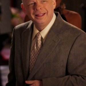 Wallace Shawn in una scena dell'episodio Seder Anything di Gossip Girl
