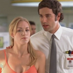 Yvonne Strahorvski e  Zachary Levi, nell'episodio 'Chuck Versus the Sensei ' della serie televisiva Chuck
