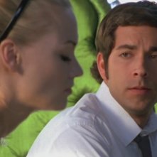 Yvonne Strahorvski in primissimo piano e sullo sfondo Zachary Levi nell'episodio 'Chuck versus the DeLorean' della serie tv Chuck