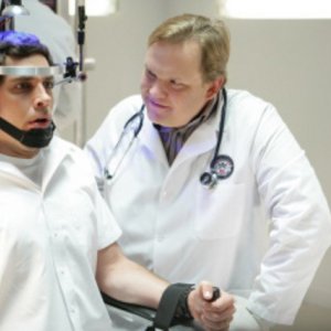 Zachary Levi e Andy Richter in una scena dell'episodio 'Chuck Versus the Suburbs ' della serie tv Chuck
