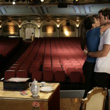 Zachary Levi e Jordana Brewster in un bacio appassionato nell'episodio 'Chuck Versus the Fat Lady' della seconda stagione di Chuck