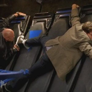 Zachary Levi e Patrick Kilpatrick in una scena movimentata nell'episodio 'Chuck Versus The Gravitron' della serie tv Chuck