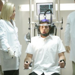 Zachary Levi e Jenny McCarthy in una scena dell'episodio 'Chuck Versus the Suburbs ' della serie tv Chuck