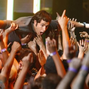 Zachary Levi  in una scena movimentata dell'episodio 'Chuck Versus the Third Dimension ' della serie tv Chuck