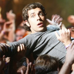 Zachary Levi nel ruolo di Chuck  in una scena movimentata dell'episodio 'Chuck Versus the Third Dimension ' della serie tv Chuck