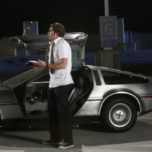 Zachary Levy e la DeLorean in una scena dell'episodio 'Chuck Versus the DeLorean' della seconda stagione di Chuck
