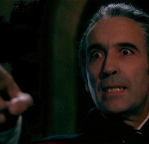 Christopher Lee in una scena de 1972: Dracula colpisce ancora