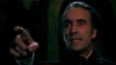 Christopher Lee in una scena de 1972: Dracula colpisce ancora