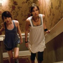 Emily Browning e Arielle Kebbel in un'immagine dell'horror The Uninvited