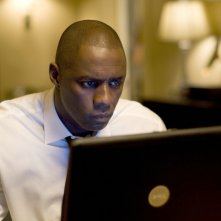 Idris Elba in una scena del film Obsessed