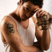 l'attore Akara Amarttayakul in una bella immagine promo del film Chaiya