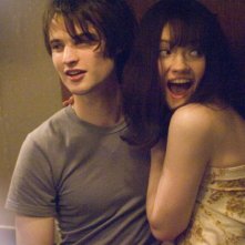 Tom Sturridge e Talulah Riley in una scena del film I Love Radio Rock