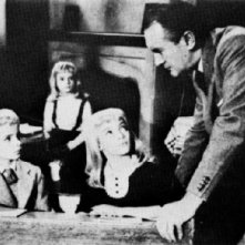 I bambini alieni e George Sanders in una scena de Il villaggio dei dannati