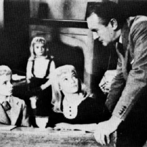 I bambini alieni e George Sanders in una scena de Il villaggio dei dannati