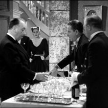 Il cameo di Hitchcock alla festa di Alicia (Ingrid Bergman) e Alexander (Claude Rains) in Notorius
