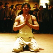 Tony Jaa in una scena del film di Ong Bak - Nato per combattere