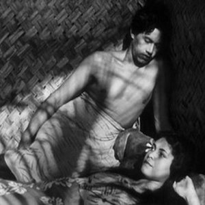 Una sensuale scena d'amore del film Tabù (1931)