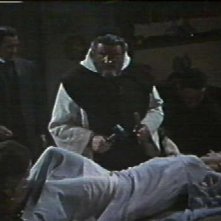 Andrew Keir trafigge con un paletto Barbara Shelley in Dracula principe delle tenebre