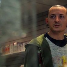 Chester Bennington (Linkin Park) in una scena del film Crank