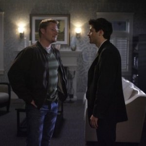 Aaron Pearl e Misha Collins in una scena dell'episodio The Rapture di Supernatural