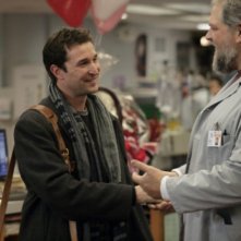 Abraham Benrubi e Noah Wyle in una scena dell'episodio And in the End... di E.R. - Medici in prima linea