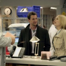 Abraham Benrubi, Noah Wyle e Sherry Stringfield in una scena dell'episodio And in the End... di E.R. - Medici in prima linea