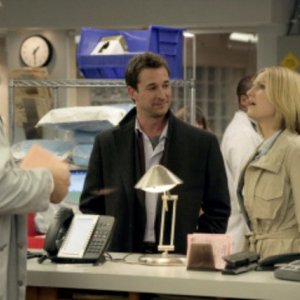 Abraham Benrubi, Noah Wyle e Sherry Stringfield in una scena dell'episodio And in the End... di E.R. - Medici in prima linea