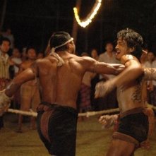 Akara Amarttayakul in una scena di combattimento del film di arti marziali Chaiya