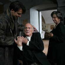 Alessandro Preziosi, Philippe Leroy e Giovanna Ralli in una scena del film Il sangue dei vinti
