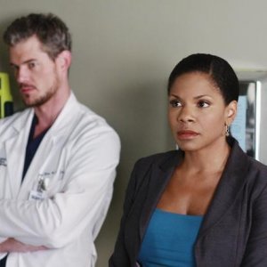 Audra McDonald ed Eric Dane in una scena dell'episodio Before and After di Grey's Anatomy