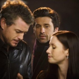 Eric Dane, Patrick Dempsey e Chyler Leigh in una scena dell'episodio Beat Your Heart Out di Grey's Anatomy